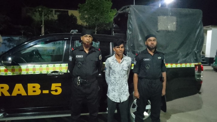 চাঁপাইনবাবগঞ্জে  র‌্যাবের হাতে মাদক মামলায় ৫ বছর সাজাপ্রাপ্ত পলাতক আসামী গ্রেপ্তার